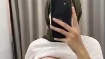 Liza Jilbaber Pap Toket Cantik Nih!