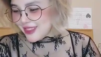 Live Show Host Toge Busana Transparan