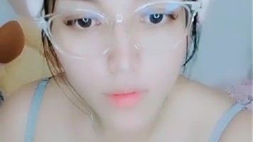 Jessy Tobrut Bening Pake Kacamata