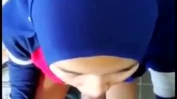 Jilbab Biru Nyepong Kontol Pelanggan Toko